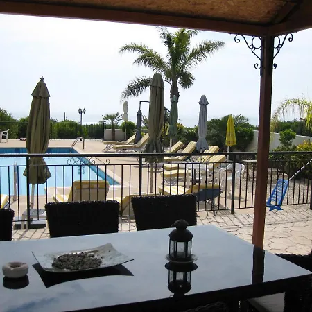 With 5 Bedrooms In - 100 Km From The Slopes Paphos
