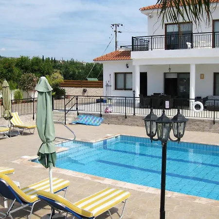 With 5 Bedrooms In - 100 Km From The Slopes Paphos