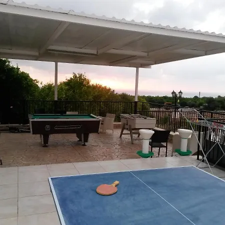 With 5 Bedrooms In - 100 Km From The Slopes Σπίτι διακοπών Πάφος