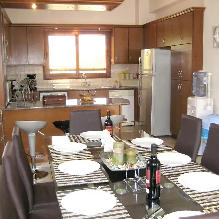 With 5 Bedrooms In - 100 Km From The Slopes Σπίτι διακοπών Πάφος