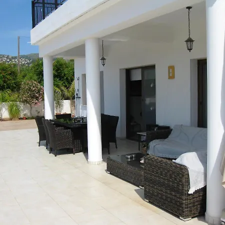 With 5 Bedrooms In - 100 Km From The Slopes Πάφος