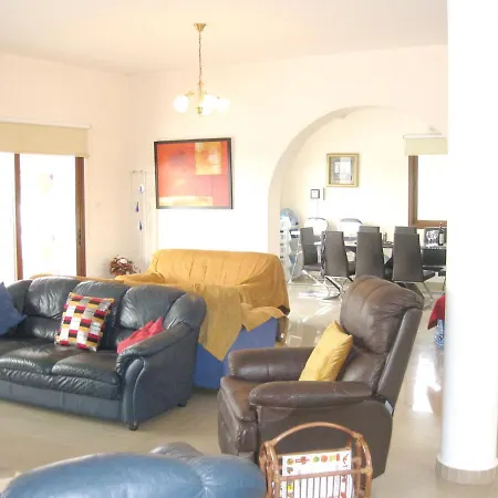 With 5 Bedrooms In - 100 Km From The Slopes Paphos
