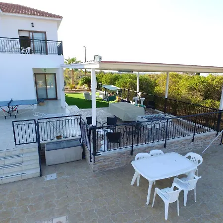 With 5 Bedrooms In - 100 Km From The Slopes Σπίτι διακοπών
