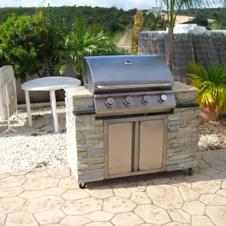 With 5 Bedrooms In - 100 Km From The Slopes Paphos