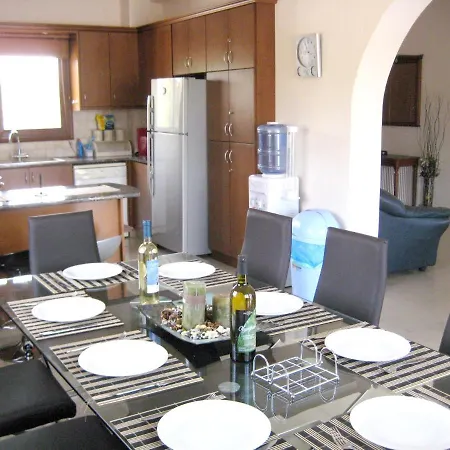 With 5 Bedrooms In - 100 Km From The Slopes Πάφος