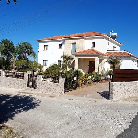 With 5 Bedrooms In - 100 Km From The Slopes Paphos