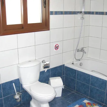 With 5 Bedrooms In - 100 Km From The Slopes Paphos