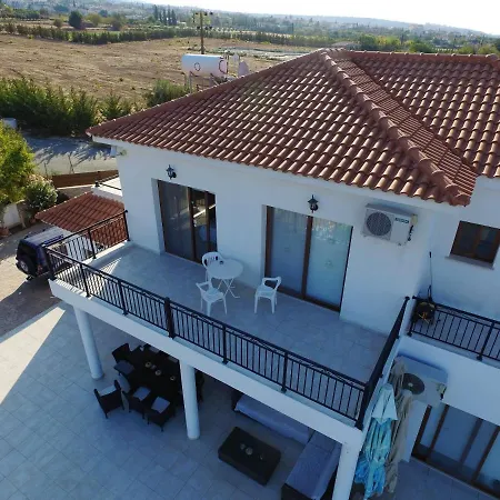 With 5 Bedrooms In - 100 Km From The Slopes Πάφος