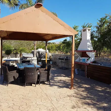 With 5 Bedrooms In - 100 Km From The Slopes Σπίτι διακοπών Πάφος