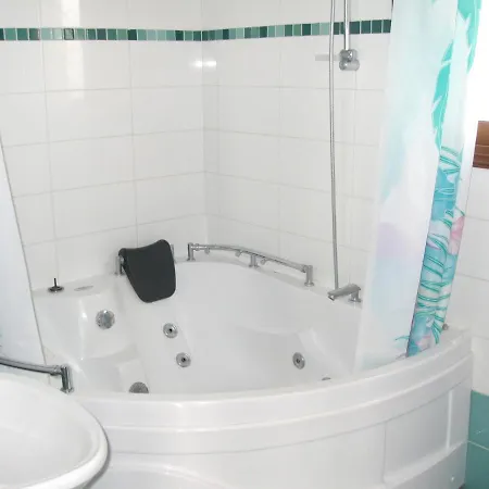 With 5 Bedrooms In - 100 Km From The Slopes * Paphos