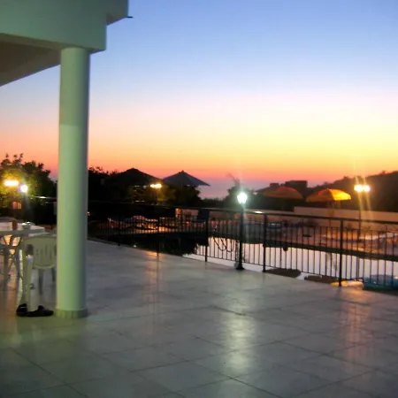 With 5 Bedrooms In - 100 Km From The Slopes Σπίτι διακοπών Πάφος